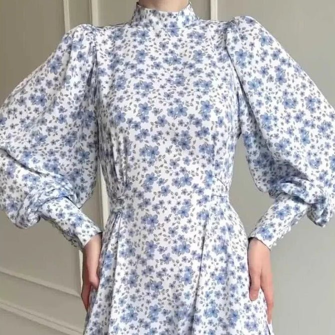 Robe Maxi en Satin Fleuri Printanier | Robe à Col Montant et Manches Bouffantes avec Ceinture Ajustable - Imprimé Botanique Bleu et Blanc (MA236)