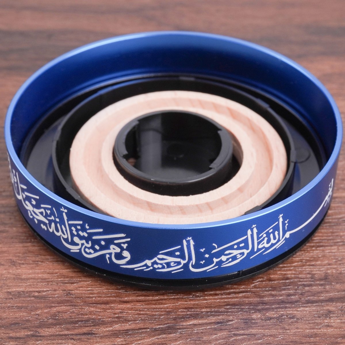 Diffuseur de Parfum Solaire pour Voiture Style Islamique | Distributeur d'Arôme Auto-Rotatif à Activation Lumineuse (MAC270)