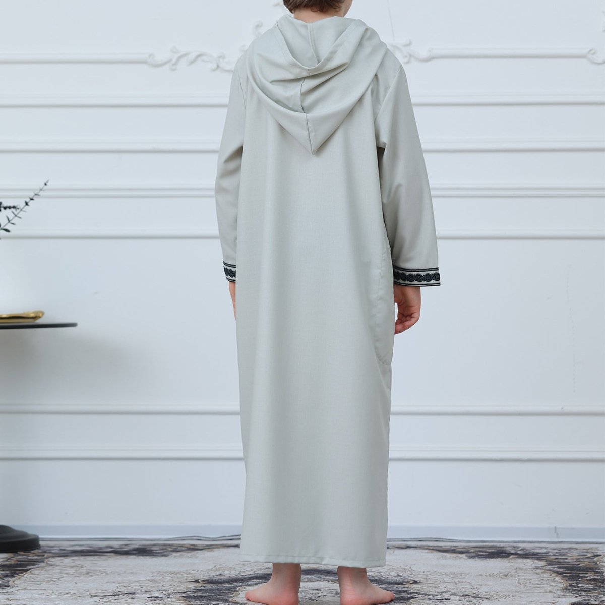 Thobe brodé à capuche avec poches pour garçons (MKB030)