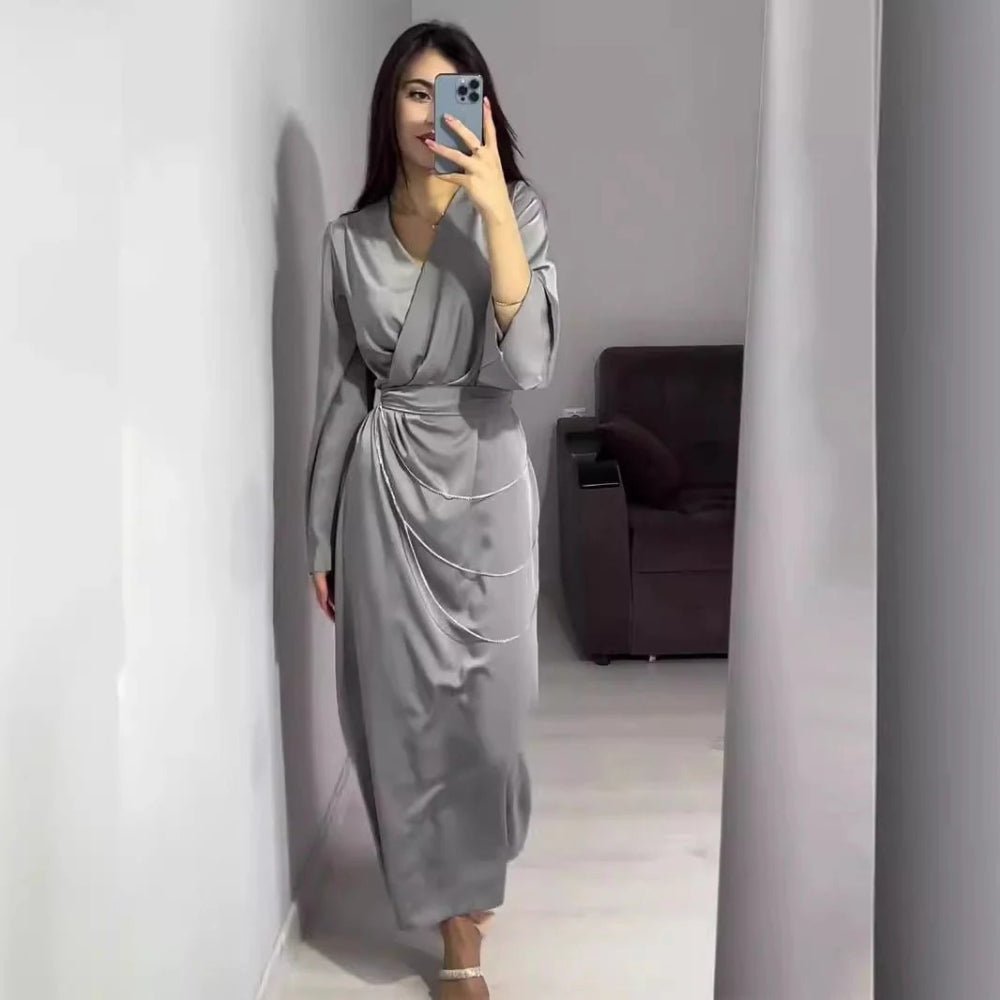 Robe Abaya Maxi Élégante en Satin avec Chaînes de Taille, Col en V, Manches Longues, Couleur Unie (MA204)