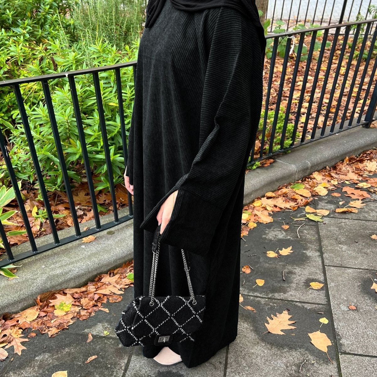 Abaya en velours côtelé unie et simple | Abaya modeste chaude en velours côtelé pour l'automne ou l'hiver (MA129)