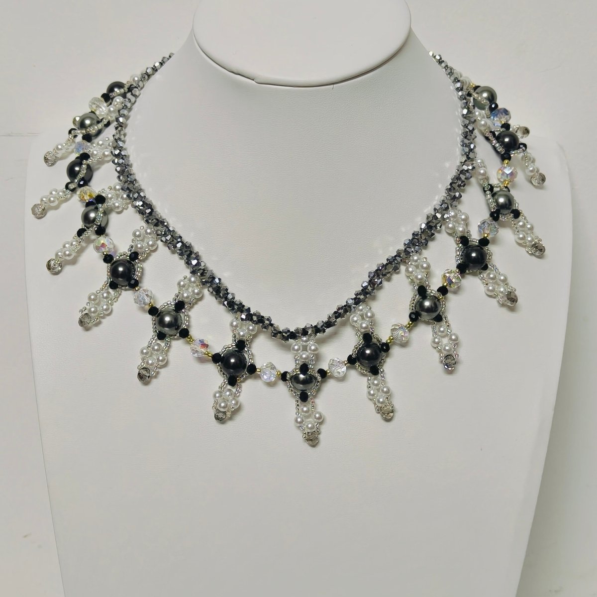 Collier de perles tissé à la main | Ras-de-cou en perles de verre et perles de coquillage | Collier en perles de rocaille au motif complexe (MAC343)