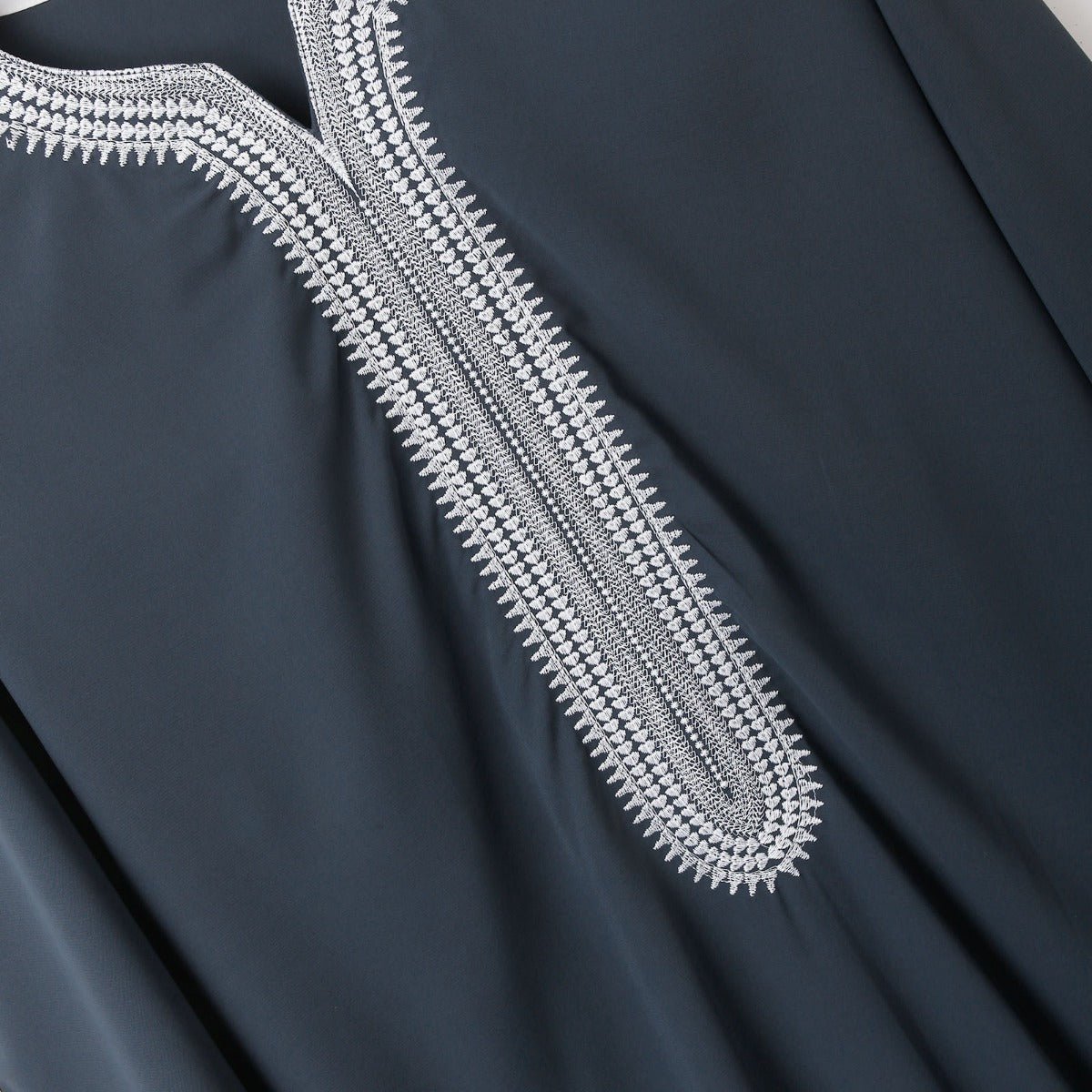 Robe Musulmane Thobe à Col en V avec Broderie et Coutures Géométriques, Manches Courtes Mi-longues (MT030)