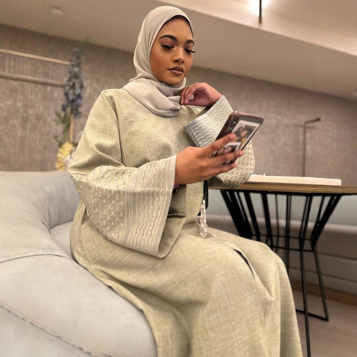 Abaya à manches brodées | Cardigan texturé ouvert devant à manches cloche (MOA263)