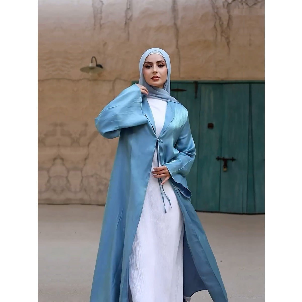 Abaya Cardigan Mirage du Désert | Abaya en Soie Bleu-Vert Dégradé avec Manches Cloche (MOA204)