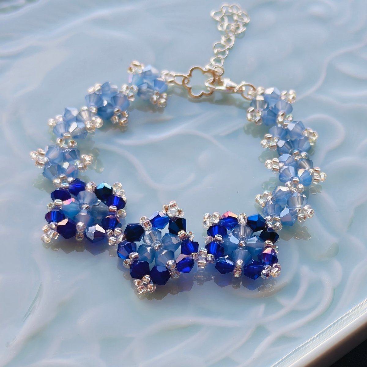 Bracelet floral en cristal fait main | Bijou étincelant à forte présence | Accessoire élégant inspiré de l'art pour femmes (MAC348)