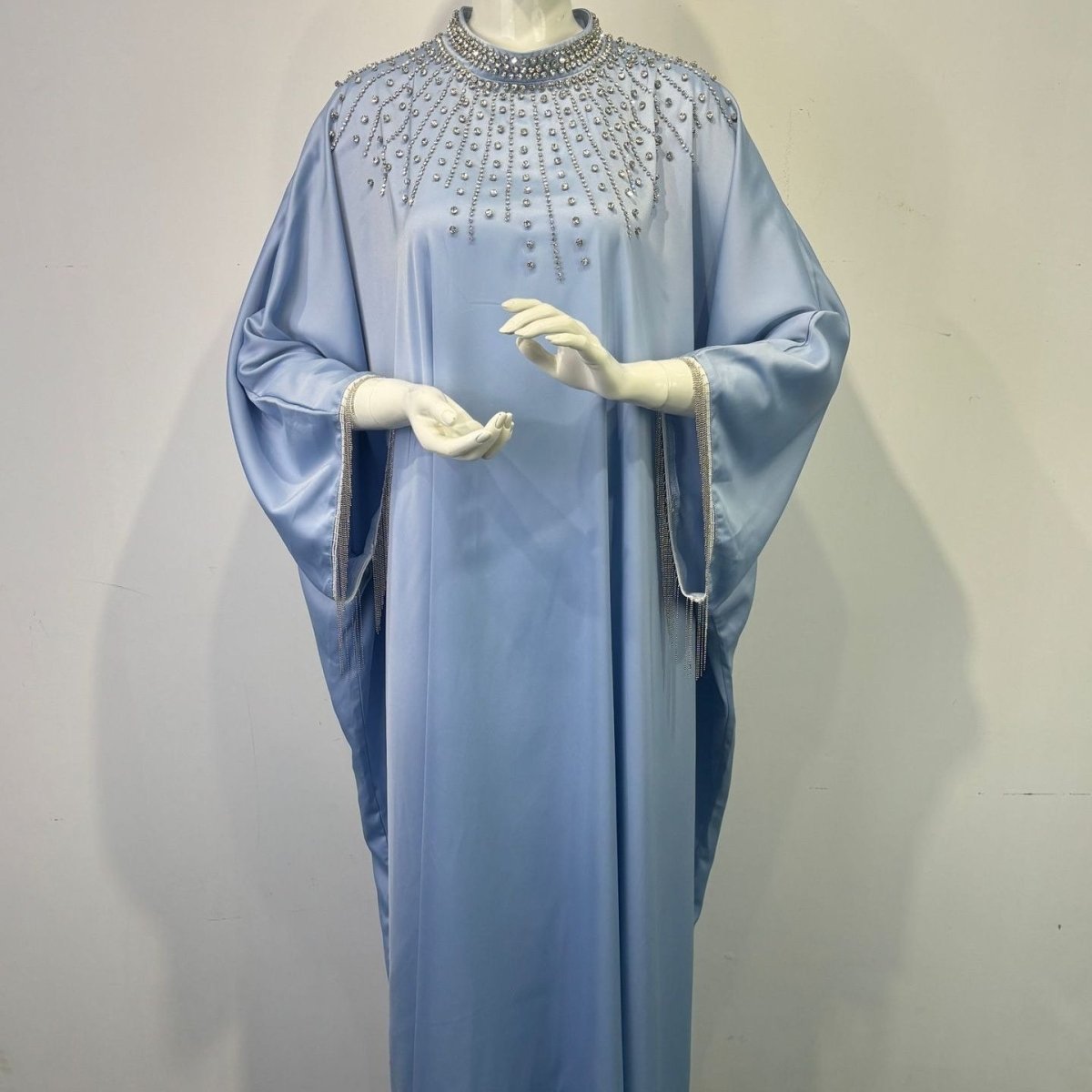 Kaftan en satin avec bustier en cristaux brodés à la main (MA420)