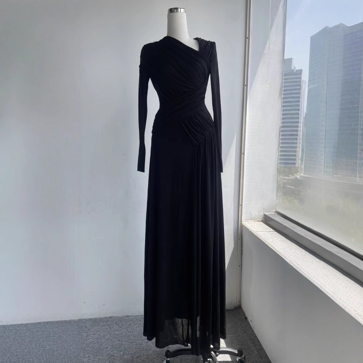 Robe Asymétrique Drapée avec Drapé Diagonal (MS262)