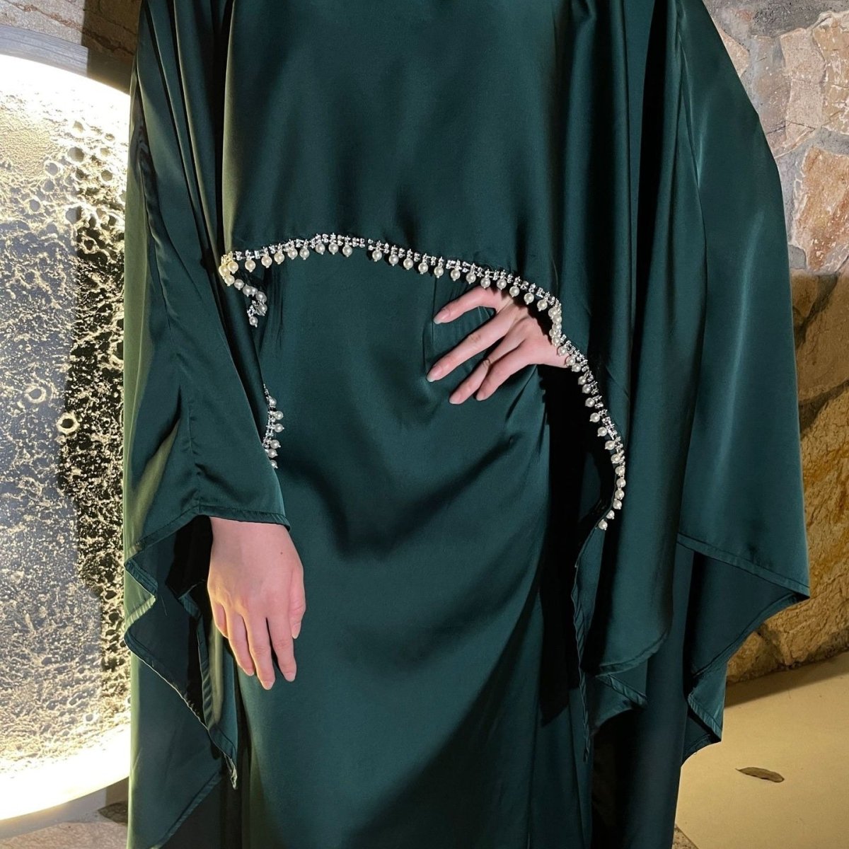 Abaya élégante en satin avec cape en strass | Robe de soirée modeste luxueuse (MA327)