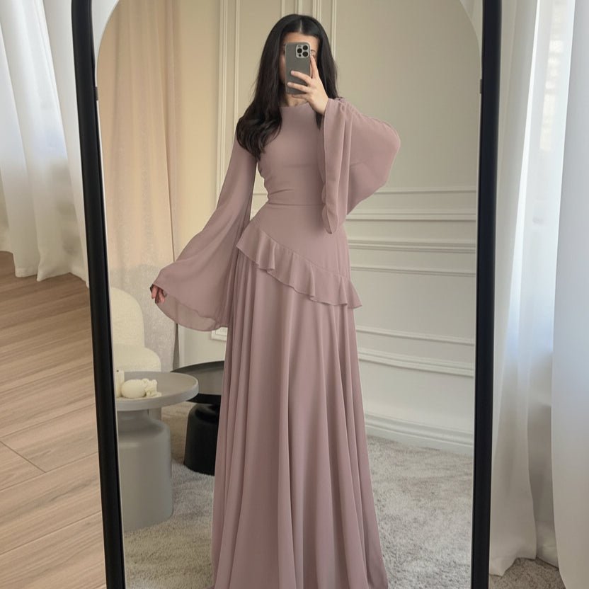 Robe Longue en Mousseline Volantée avec Nœud au Dos | Robe Maxi Étagée à Manches Cloche (UKMS227)