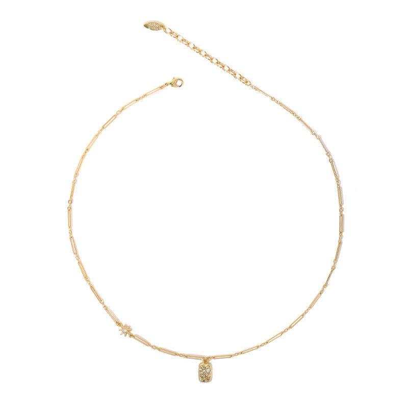 Collier pendentif carré plaqué laiton doré à l'or fin 18K, style luxe discret, orné de zircons (MAC073)