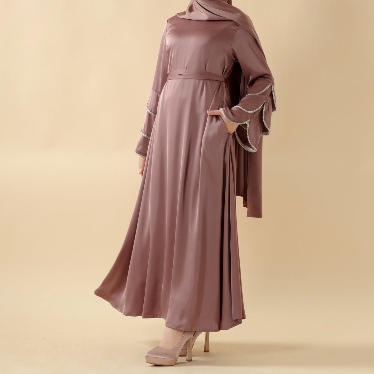 Abaya à manches froncées à triple rangée de diamants avec poches (MA040)