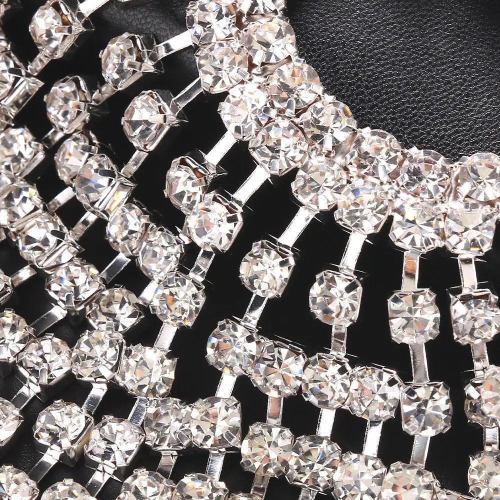 Coiffe MAC051 avec chaîne strass et pompon