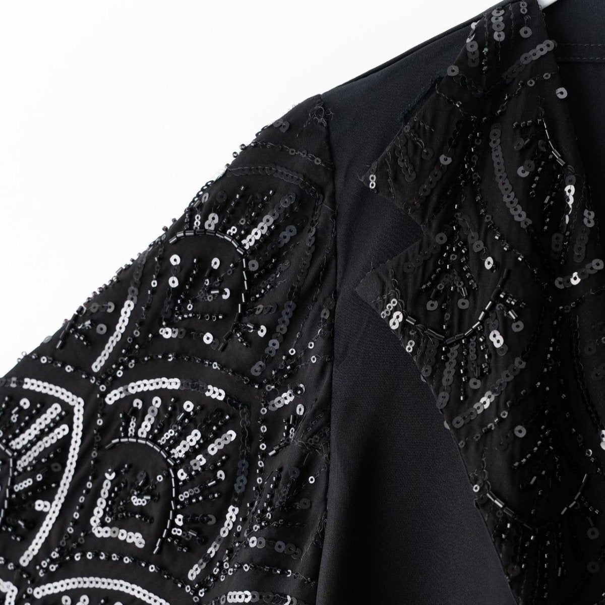 Abaya ouverte avec manches brodées de sequins et perles noires (MOA339)