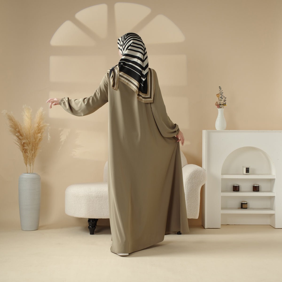 Abaya Essentielle Coupe Parapluie avec Poches Polyvalentes Premium (UKMA113)