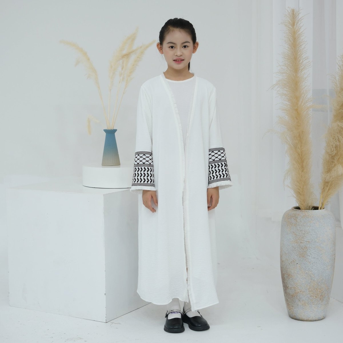 Abaya enfant Keffiyeh à pompons brodés (MKG014)