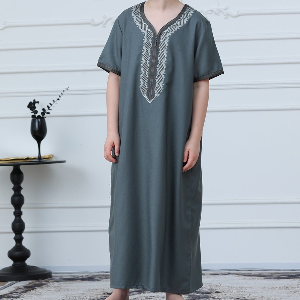 Qamis brodé pour garçon avec fermeture zippée (MKB012)