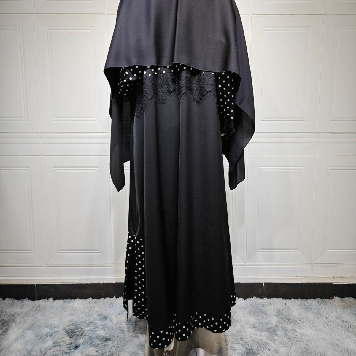 Abaya ouverte à pois avec empiècement en dentelle (MOA335)