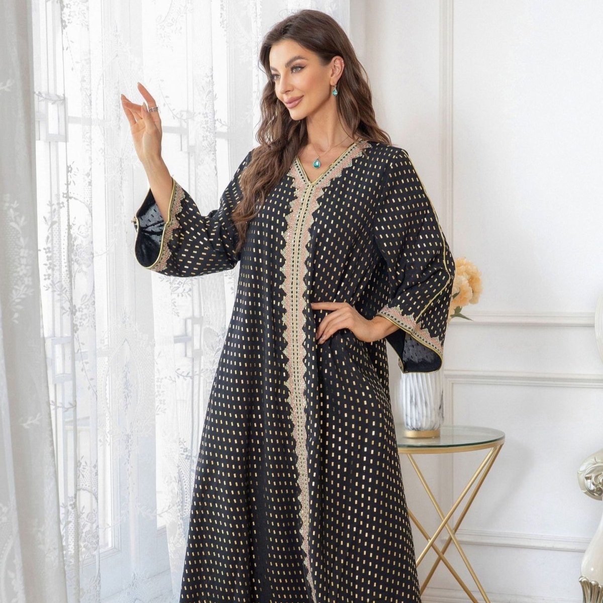 Abaya en dentelle brodée avec finition métallique (MA367)