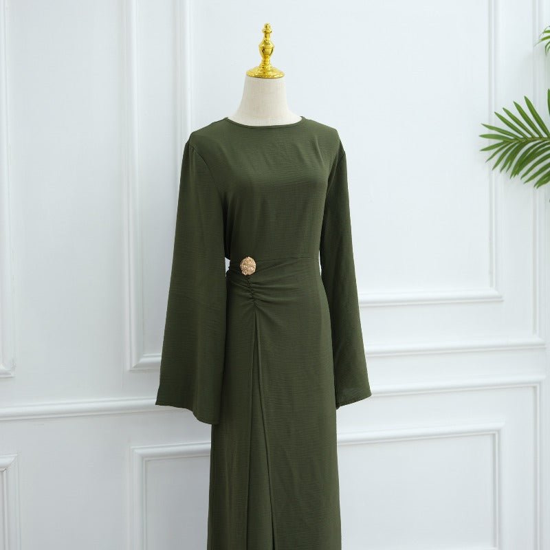 Robe de travail évasée en soie glacée froissée, col rond, avec bouton décoratif et ceinture intégrée (MA308)