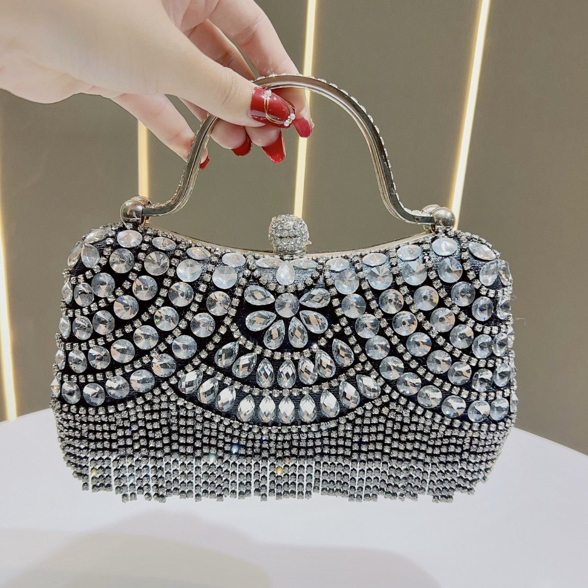 Sac pochette orné de cristaux avec pompons – Sac de soirée polyvalent pour mariages et galas (MAC276)
