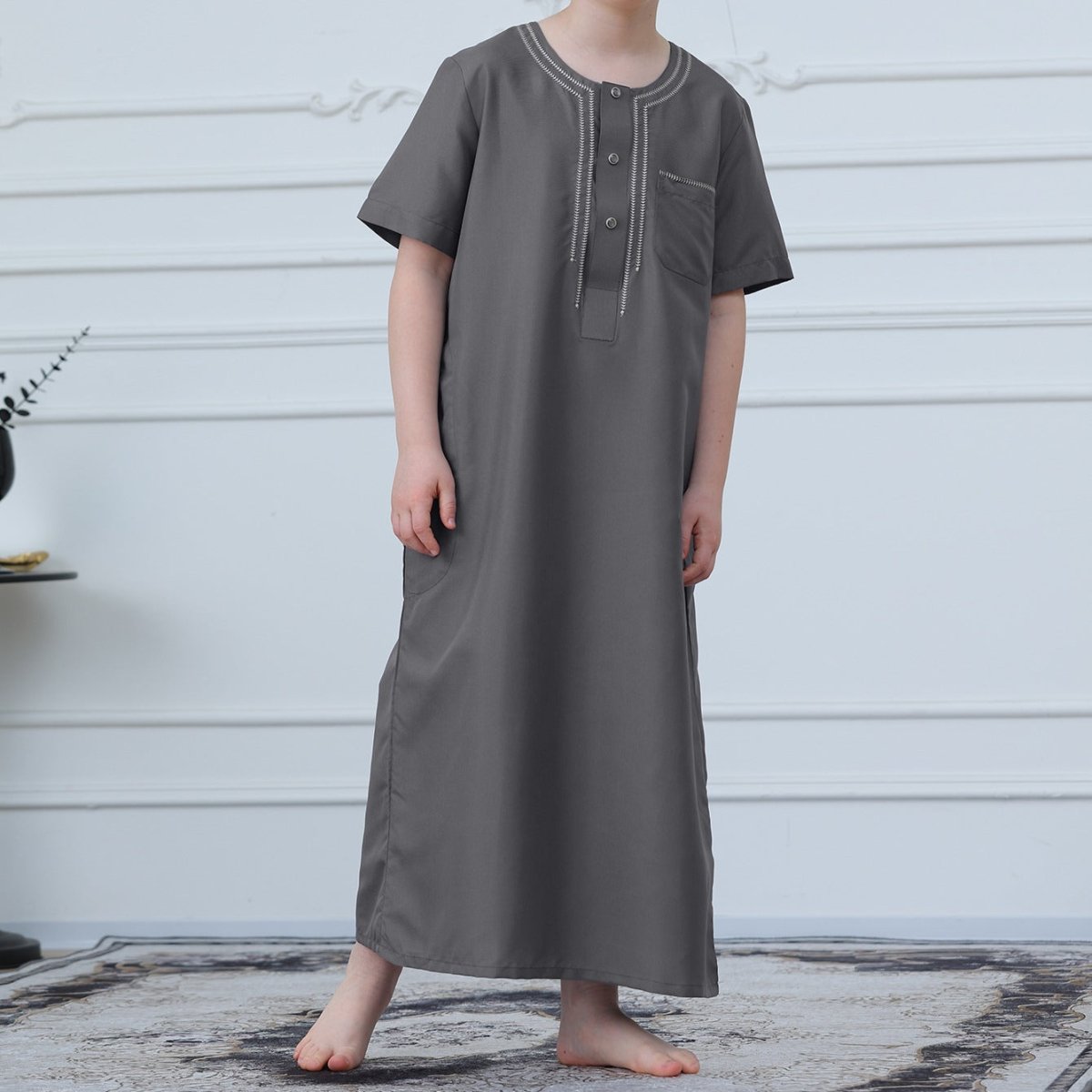 Thobe brodé pour garçons musulmans, manches courtes, avec poches (MKB015)