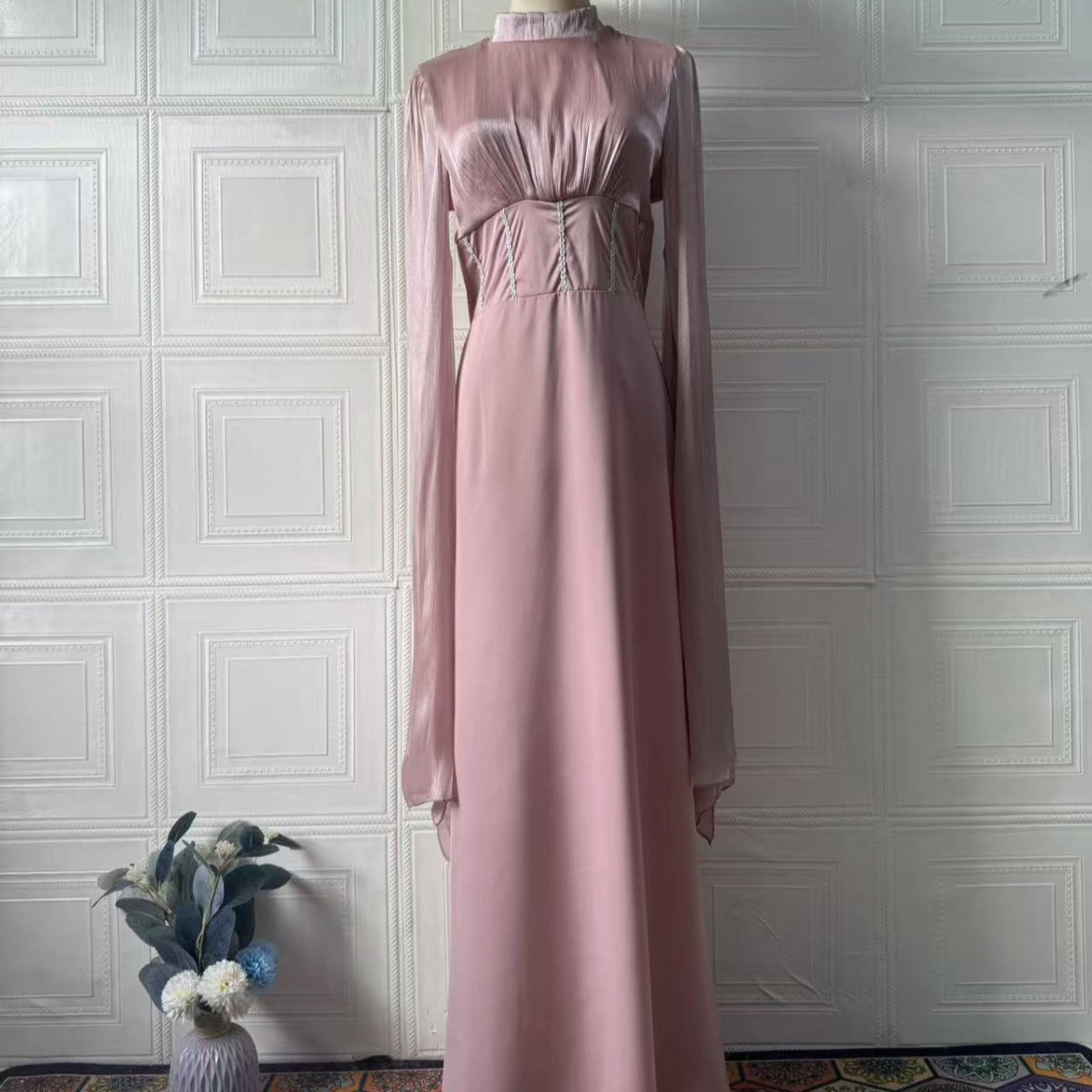 Robe en satin avec dos corset et manches cape (MS344)