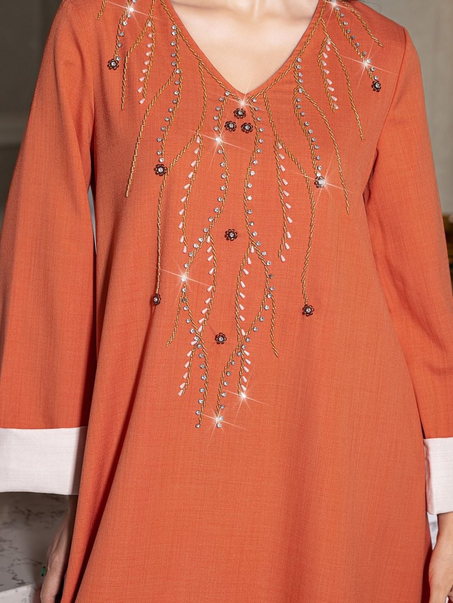 Élégante robe Abaya orange à col en V, coupe ample, ornée de strass et perles cousus à la main, avec poignets contrastants (MA191)