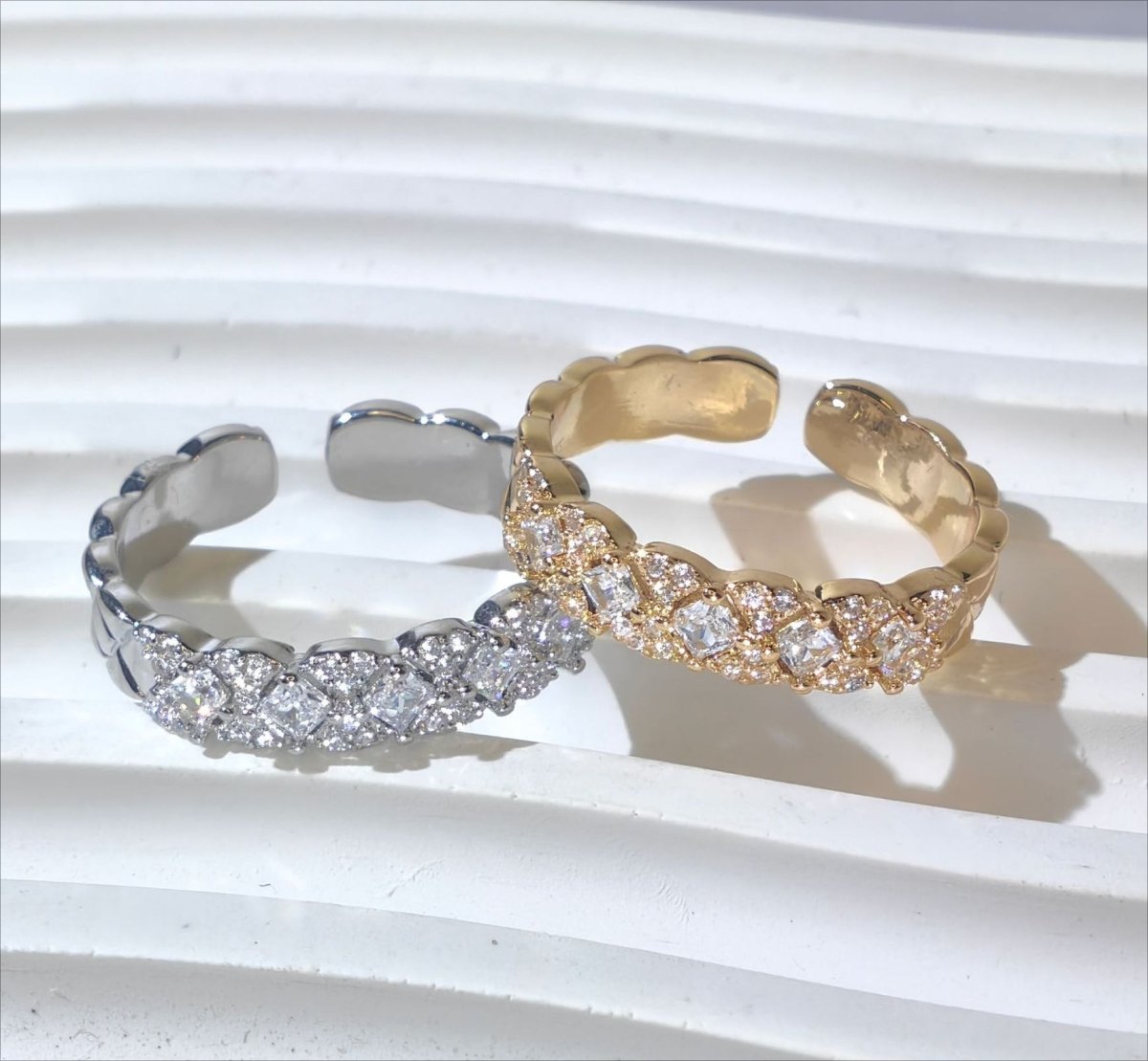 **Placage sous vide en or 18K :** Bague ouverte en laiton avec zircon (MAC213)