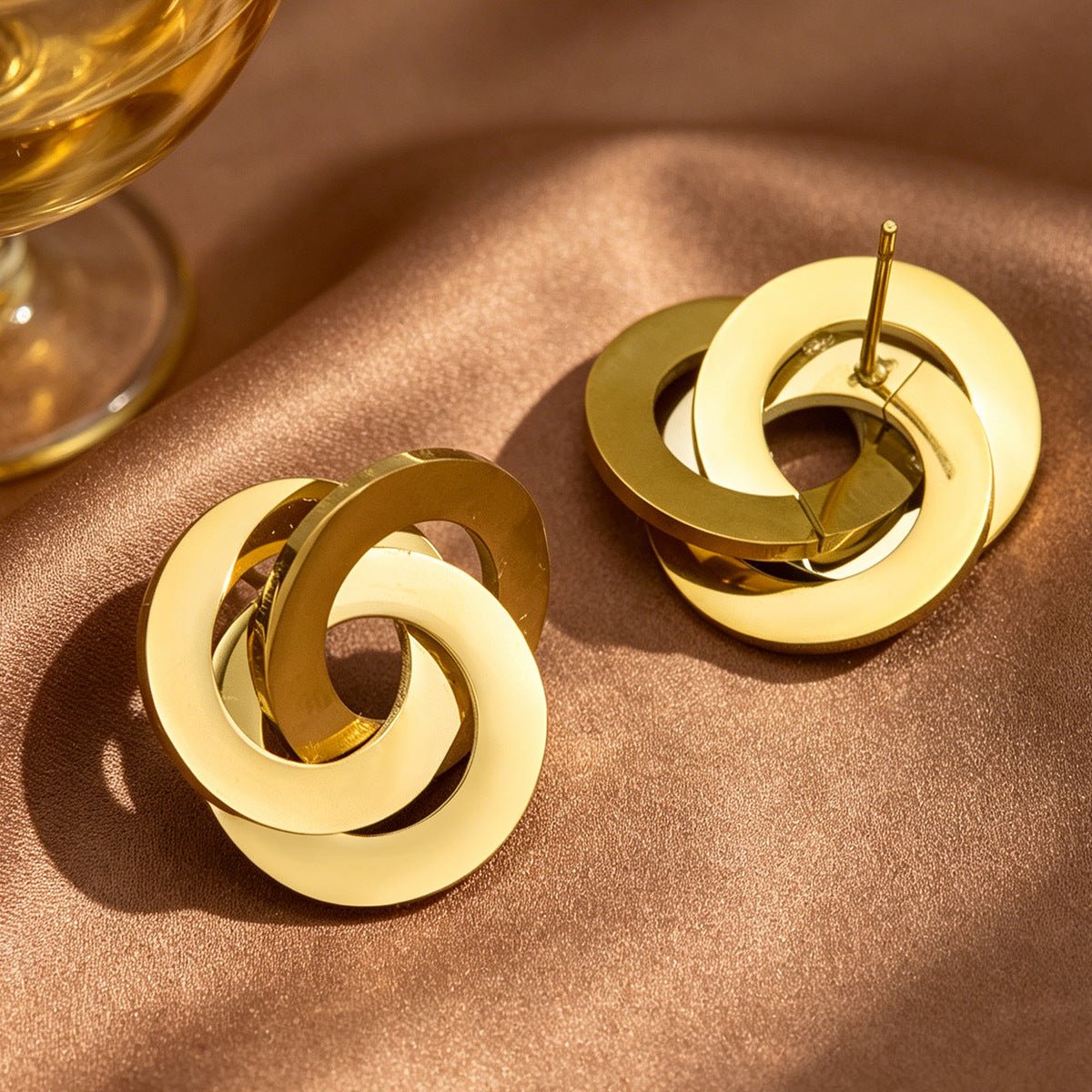 Boucles d'oreilles à clous triple anneaux torsadés (MAC477)