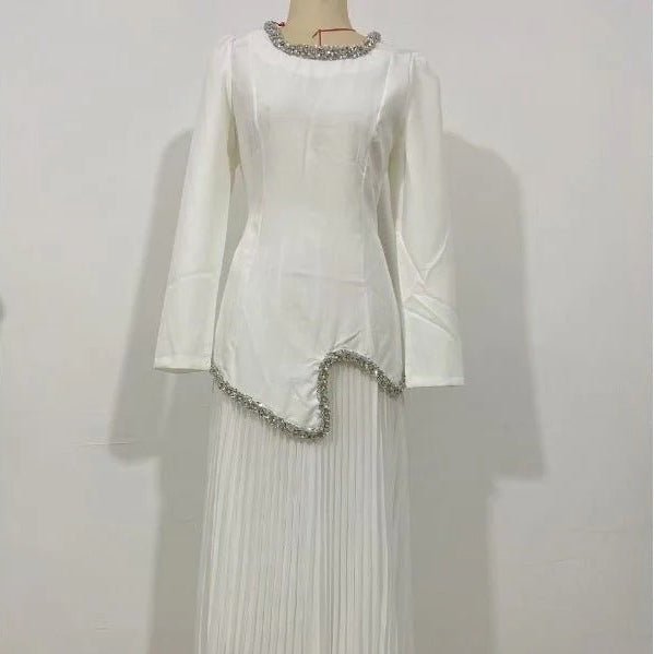 Robe Abaya Plissée Élégante avec Col et Taille Ornés de Diamants | Robe Maxi Musulmane Modeste avec Détail de Bride au Dos (MA294)
