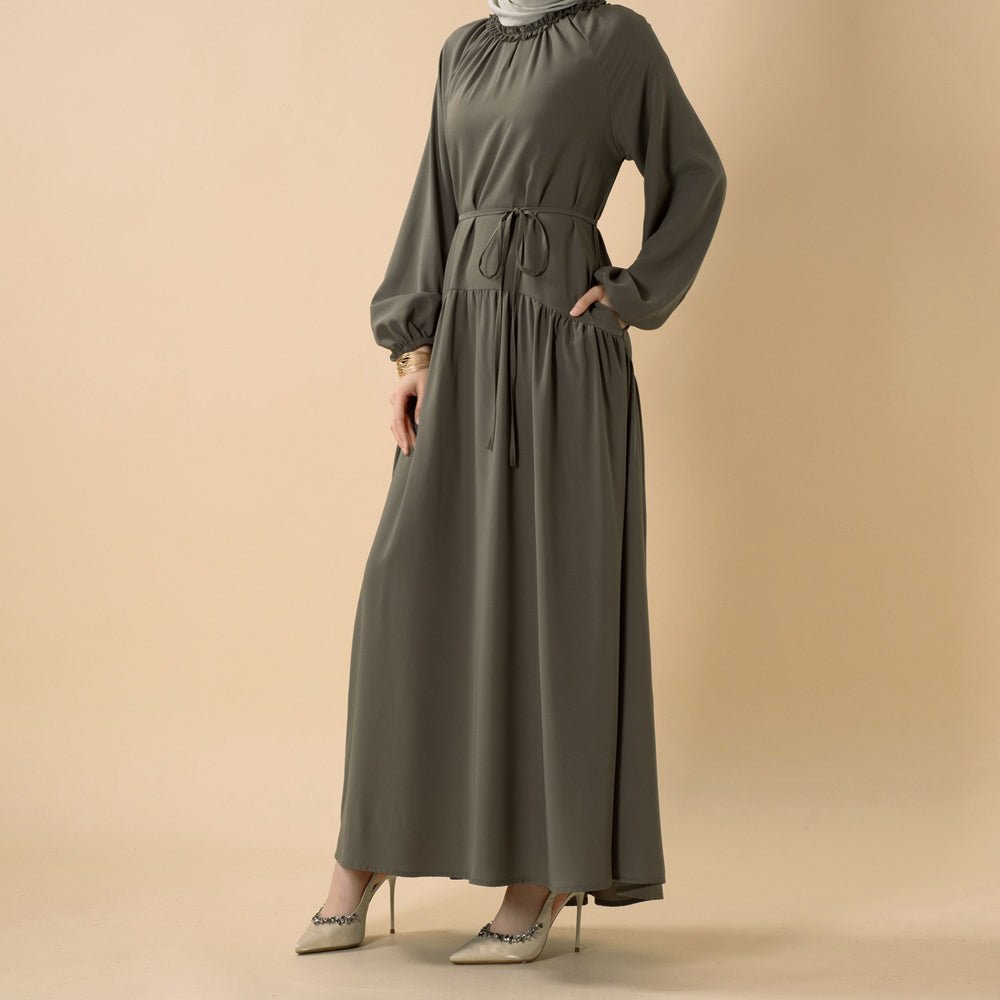 Robe maxi plissée coupe décontractée avec finition volantée et ceinture nouée (MA424)