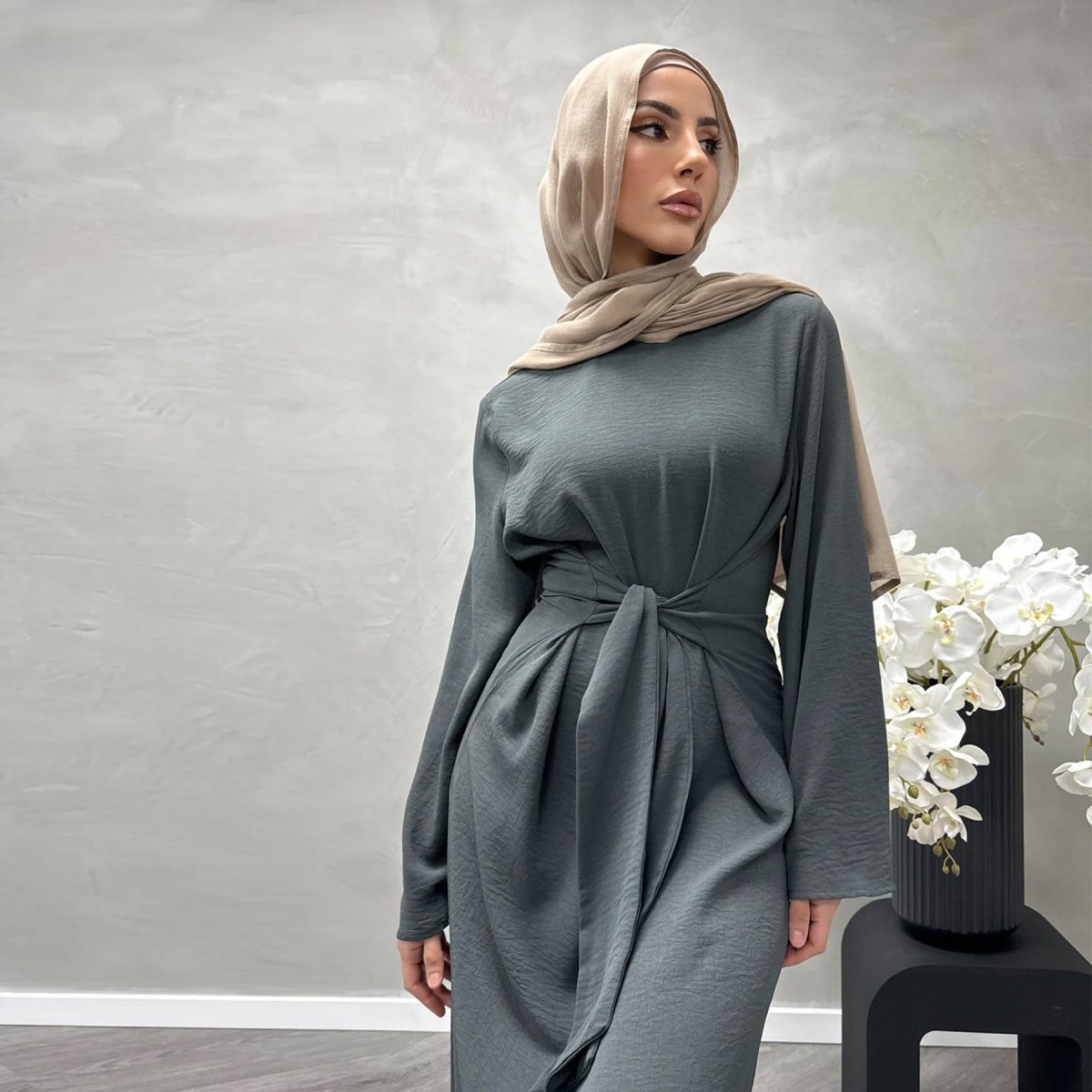 Abaya Crêpe Élégante Ajustée à Lacets (MA136)