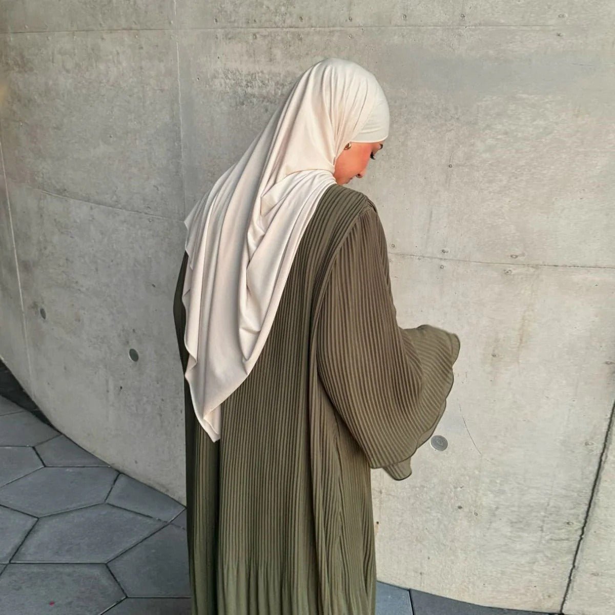 Robe Abaya élégante en mousseline plissée pour femmes musulmanes, coupe pull-over modeste, coloris uni, avec manches évasées (MA176)