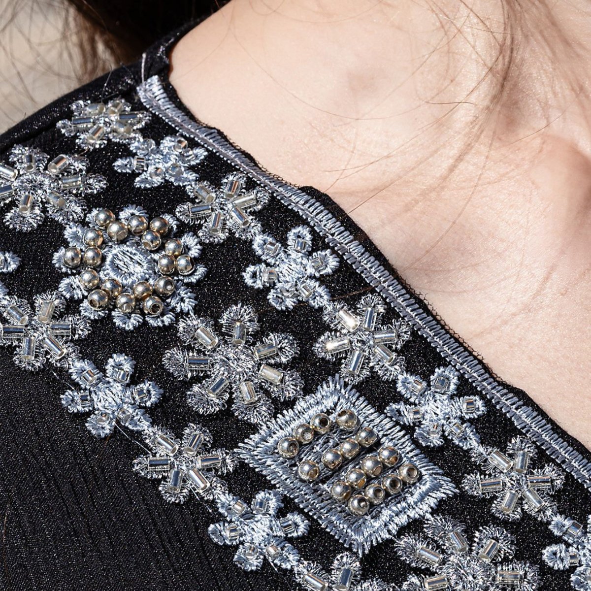 Abaya de Luxe Ornée de Cristaux et de Perles | Robe Maxi en Crêpe Nida Col en V (MA343)