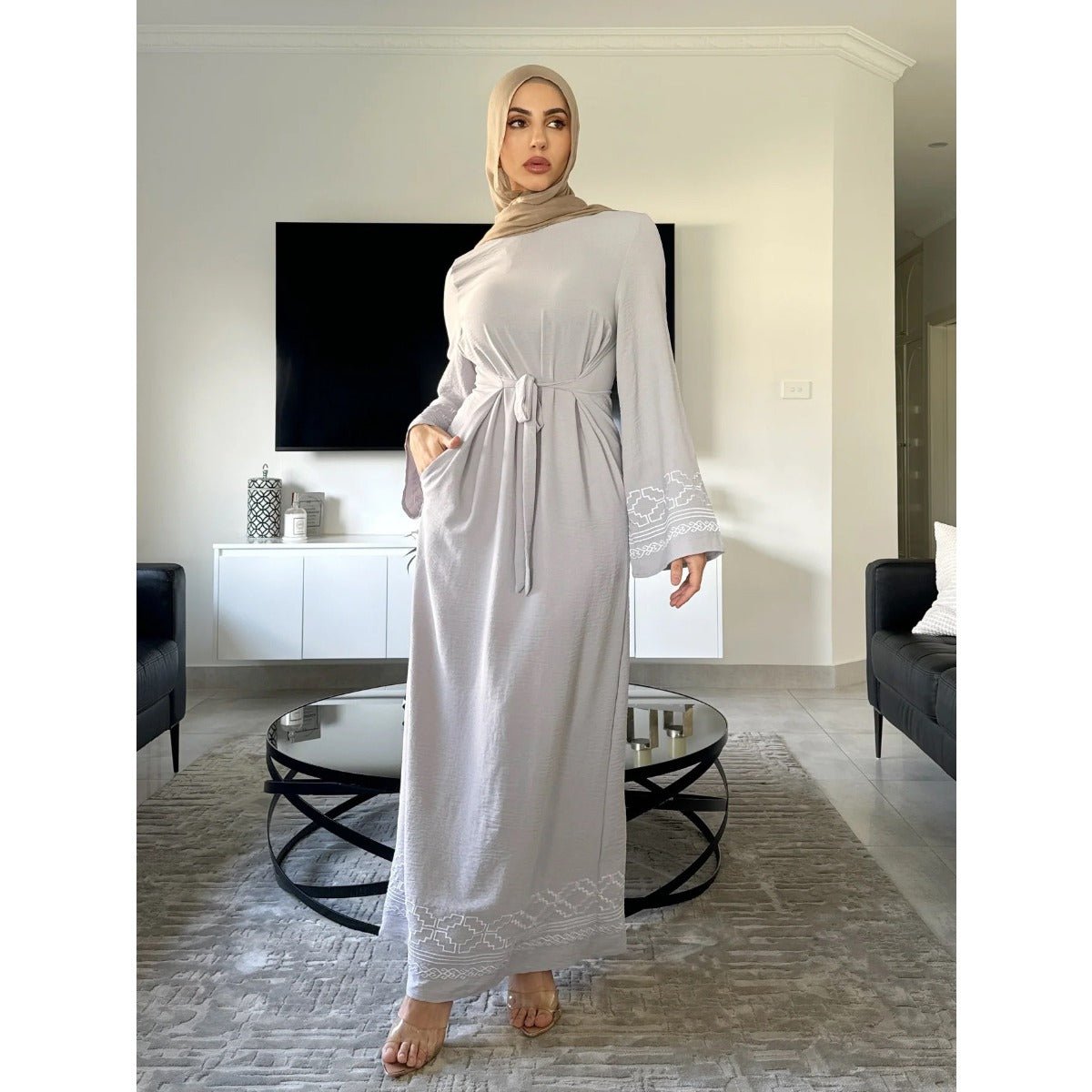 Collection d'Abayas Luxueuses et Modestes à Manches Évasées Brodées | Robes Musulmanes avec Broderie Géométrique Blanche (MA262)