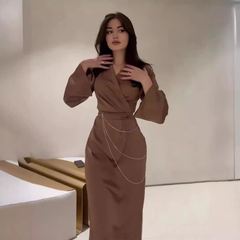 Robe Abaya Maxi Élégante en Satin avec Chaînes de Taille, Col en V, Manches Longues, Couleur Unie (MA204)