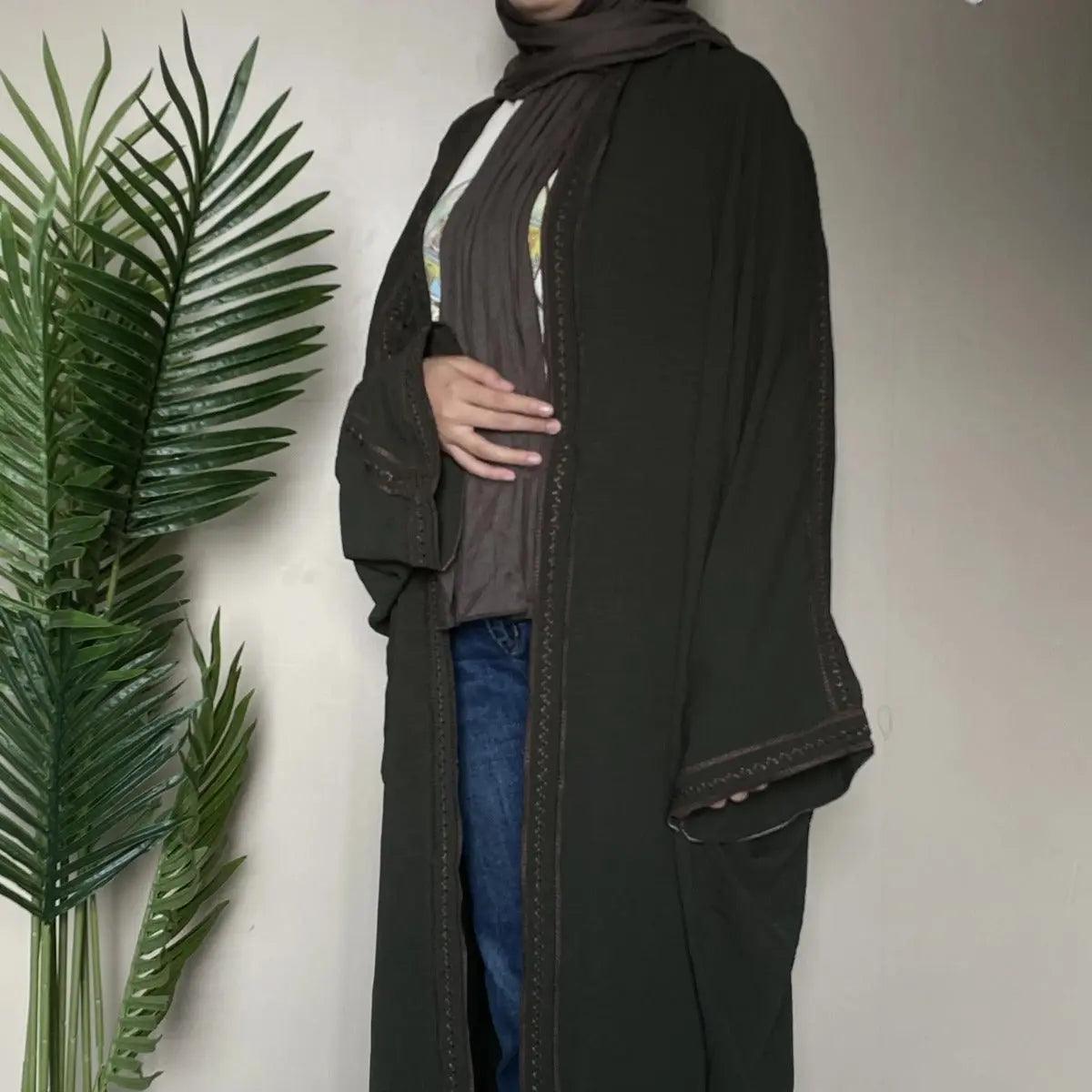 Abaya ouverte à manches chauve-souris avec broderie (MOA015)
