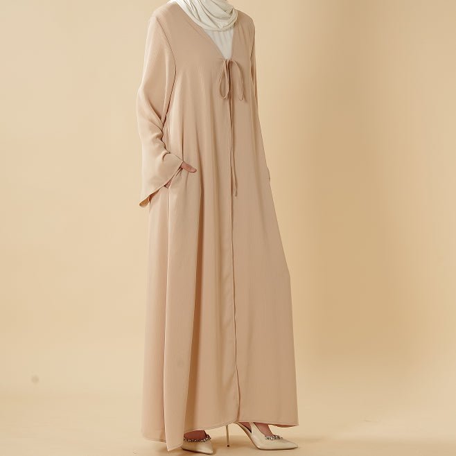 Abaya essentielle Zoom, ouverte devant avec fermeture à nouer et poches (MOA309)