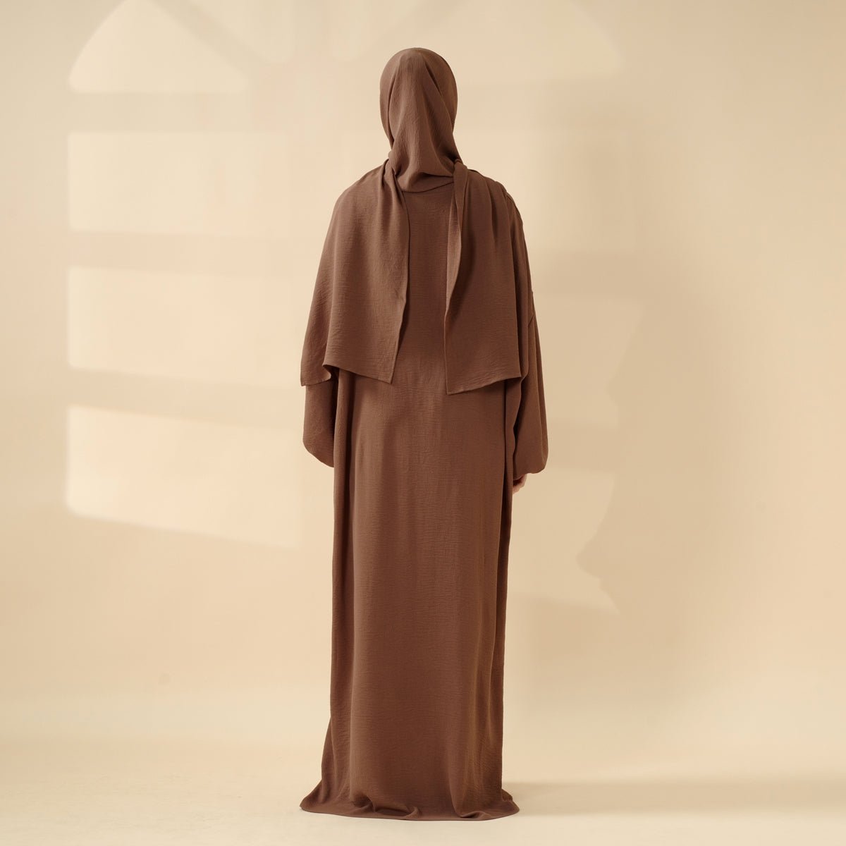 Abaya en crêpe coupe cocon, parfaite pour la Omra, avec hijab une pièce attaché (MA143)