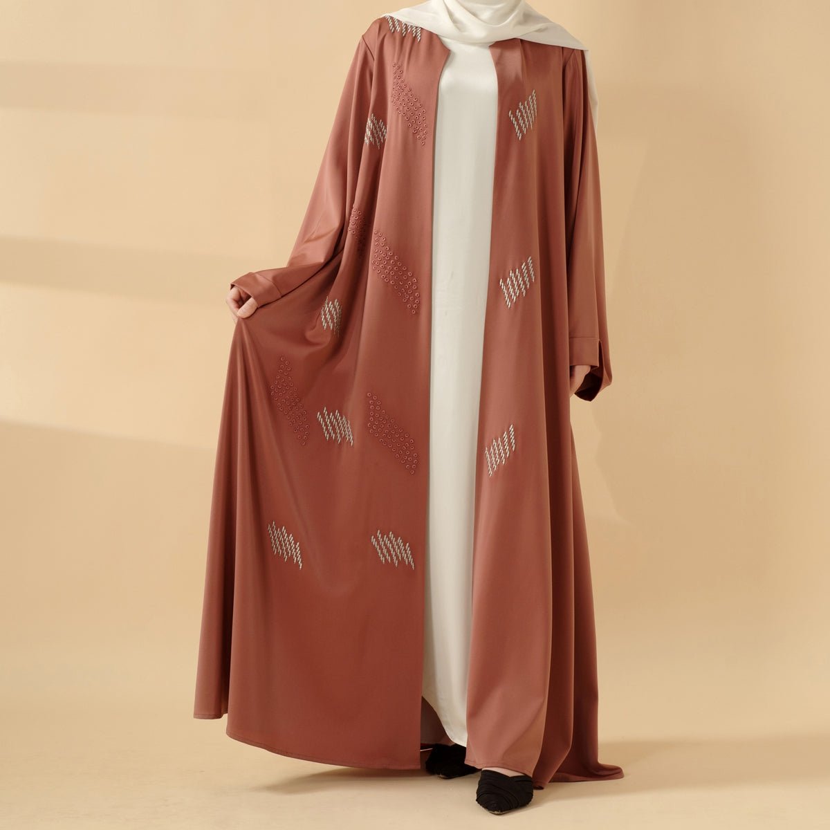 Abaya avec broderie 3D et perles géométriques. Abaya ouverte avec broderie 3D (MOA085)