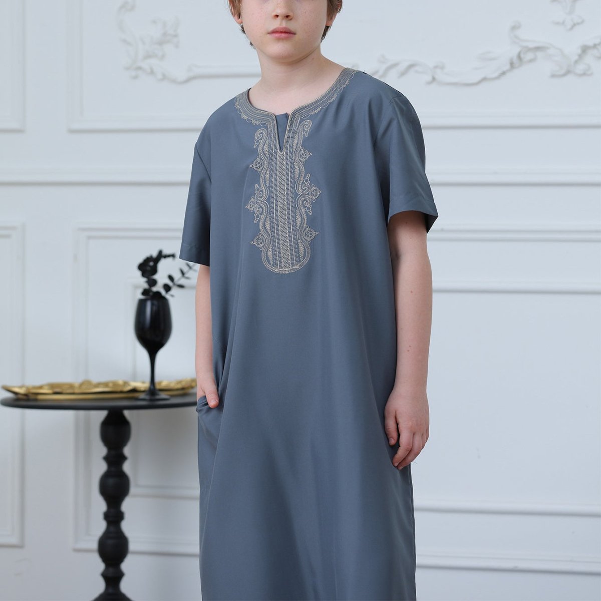 Qamis brodé pour garçons avec poches latérales (MKB029)