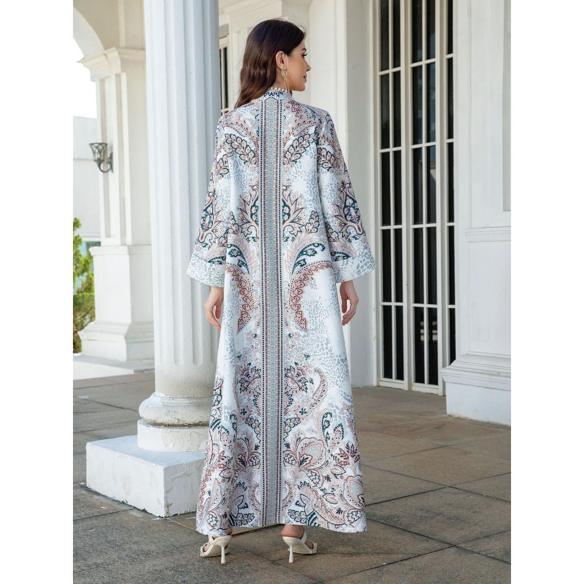 Robe Abaya musulmane de luxe perlée à motifs floraux, ornée de perles et de perles nacrées, avec manches cloche et détails à pompons (MA229)