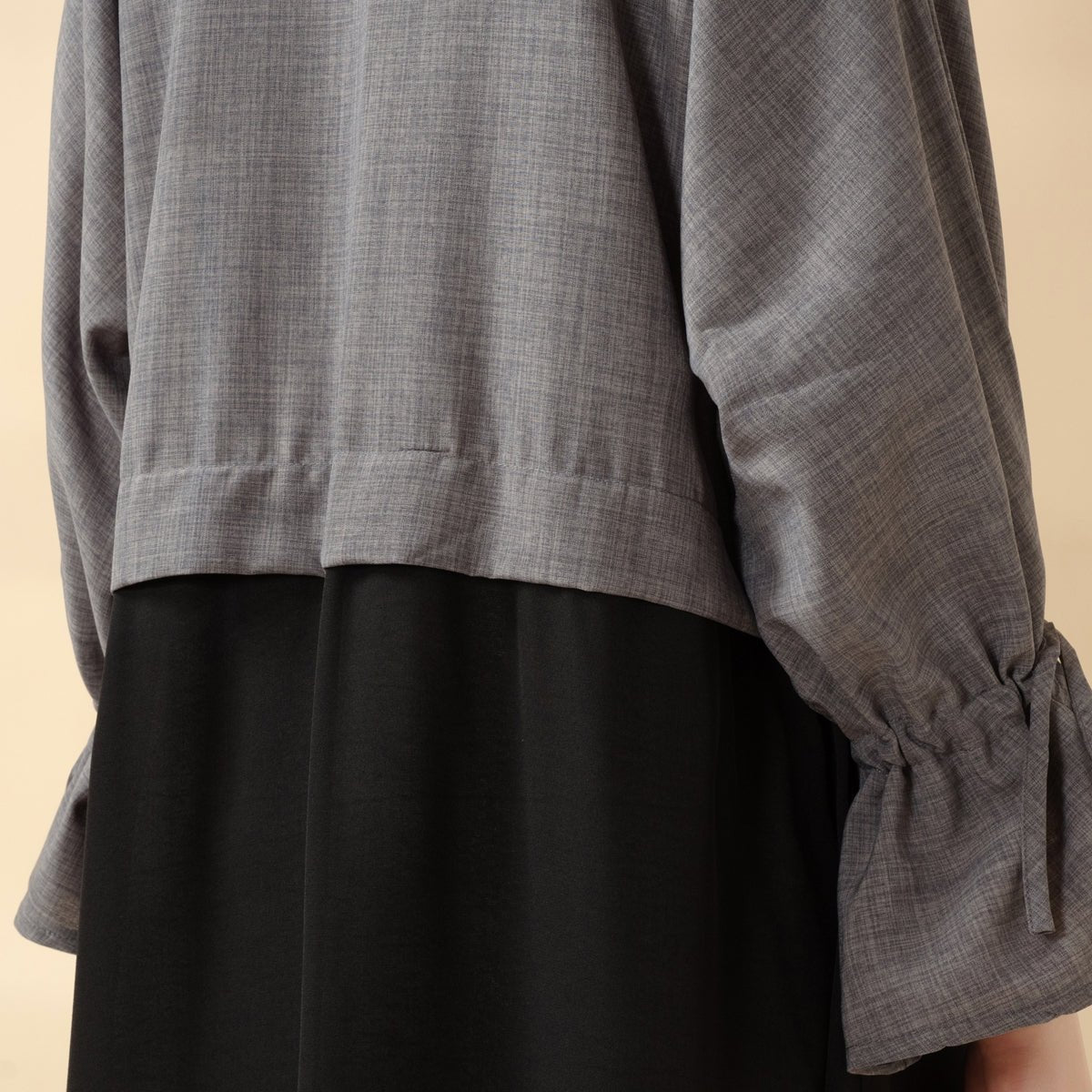 Abaya Ouverte Style Princesse | Abaya à Manches Volantées Contrastées Bicolores (MOA126)
