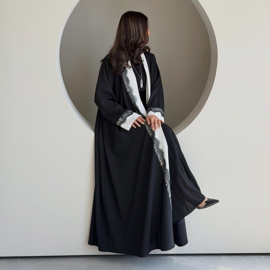 Abaya ouverte noire et blanche avec finition en dentelle (MOA311)