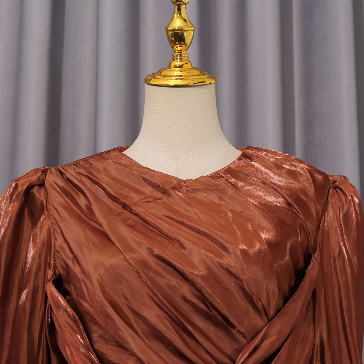 Robe en satin plissé diagonal avec ceinture nouée (MS324)