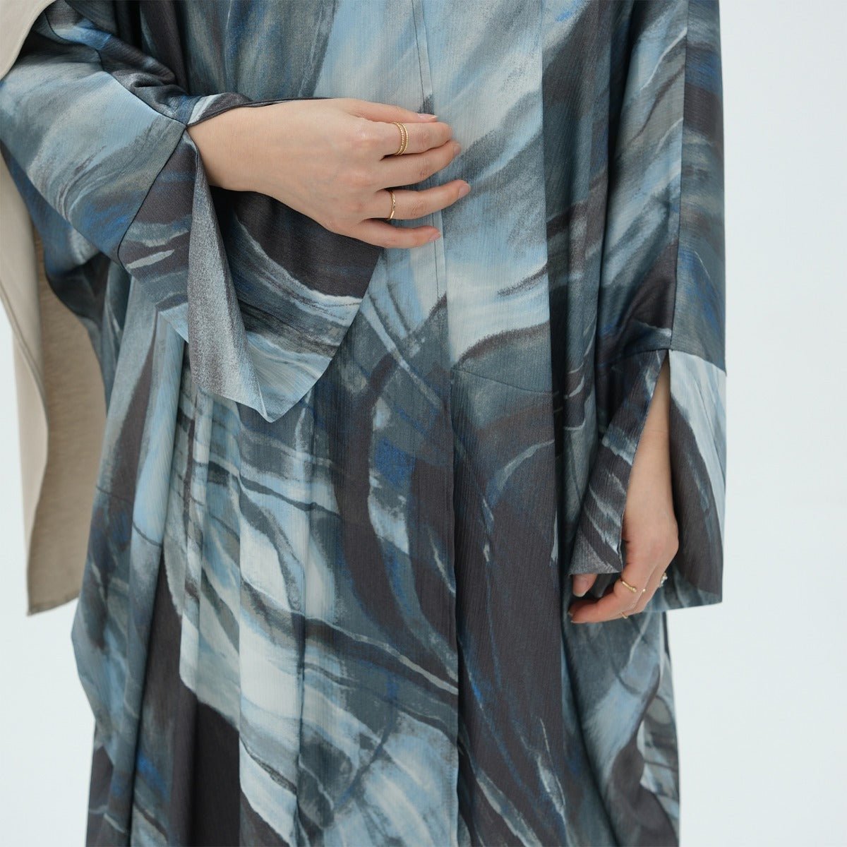 Cardigan Abaya Imprimé Aquarelle Luxueux et Modeste | Robe à Motif Abstrait Bleu-Gris avec Silhouette Fluide (MOA172)