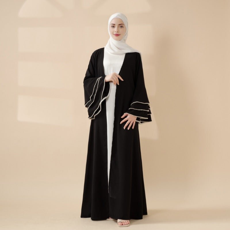 Cardigan modeste noir avec robe abaya à manchettes perlées et manches superposées, design élégant (MOA136)