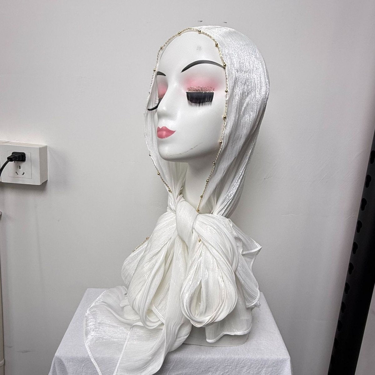Hijab en satin froissé avec bordure perlée et chaîne dorée (MH238)