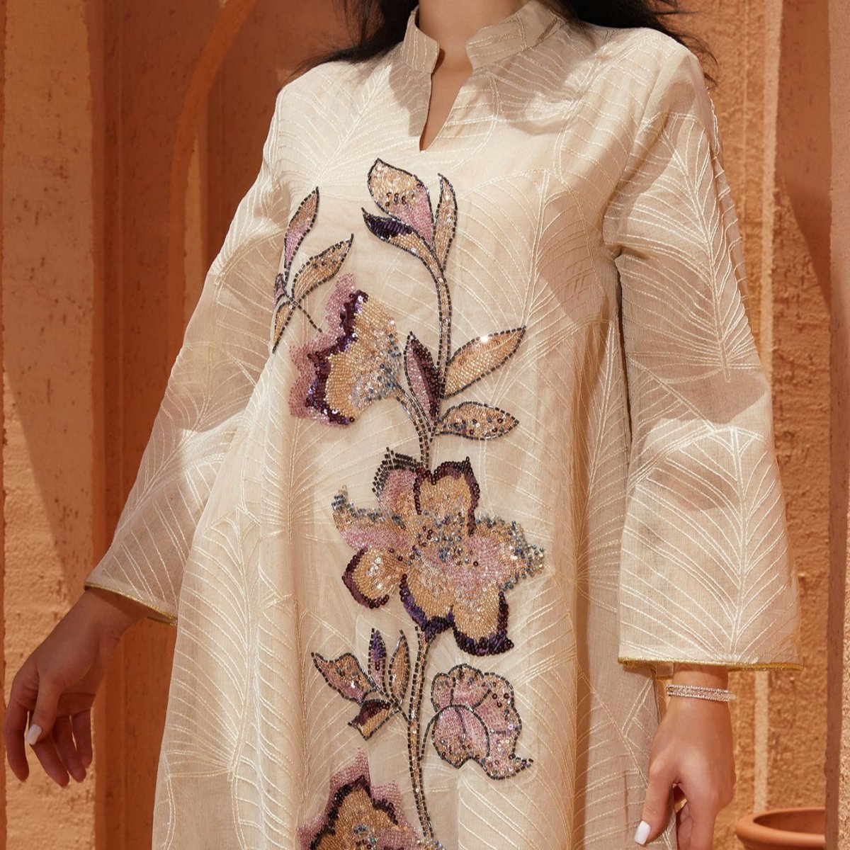 Abaya en organza brodée avec appliqués de sequins | Robe fleurie à col (MA373)